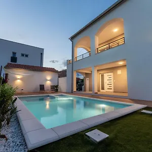 bernie-apartments-with-a-private-pool.hotelinzadar.com/